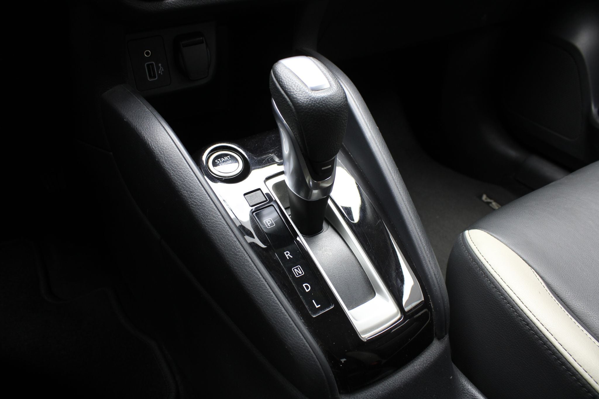 2021 Nissan Versa 1.6 Platinum Piel At